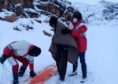 نجات یک سرمازده در ارتفاعات آلبلاغ اسفراین