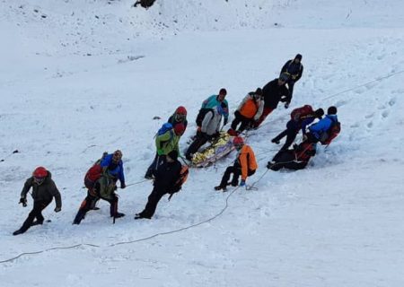 عملیات سنگین نجات دو کوهنورد حادثه دیده در منطقه گویزنگی شهرستان مرندا