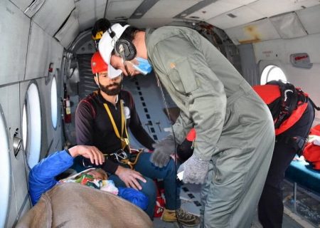 هلال احمر کرمانشاه سه نفر گرفتار در ارتفاعات پرآو را نجات داد