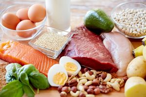 مصرف بیش از حد پروتئین دو مشکل بزرگ را در بدن ایجاد می کند.
