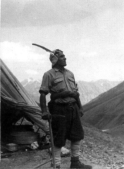 نصب تندیس پدر کوهنوردی ایران در همدان