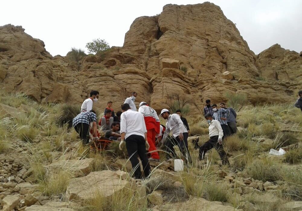  ۴ساعت تلاش برای انتقال پیکر فرد سقوط کرده از ارتفاعات روستای باجگان بافق