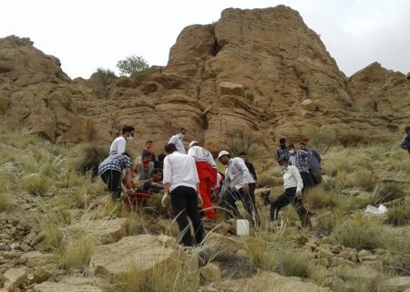  ۴ساعت تلاش برای انتقال پیکر فرد سقوط کرده از ارتفاعات روستای باجگان بافق