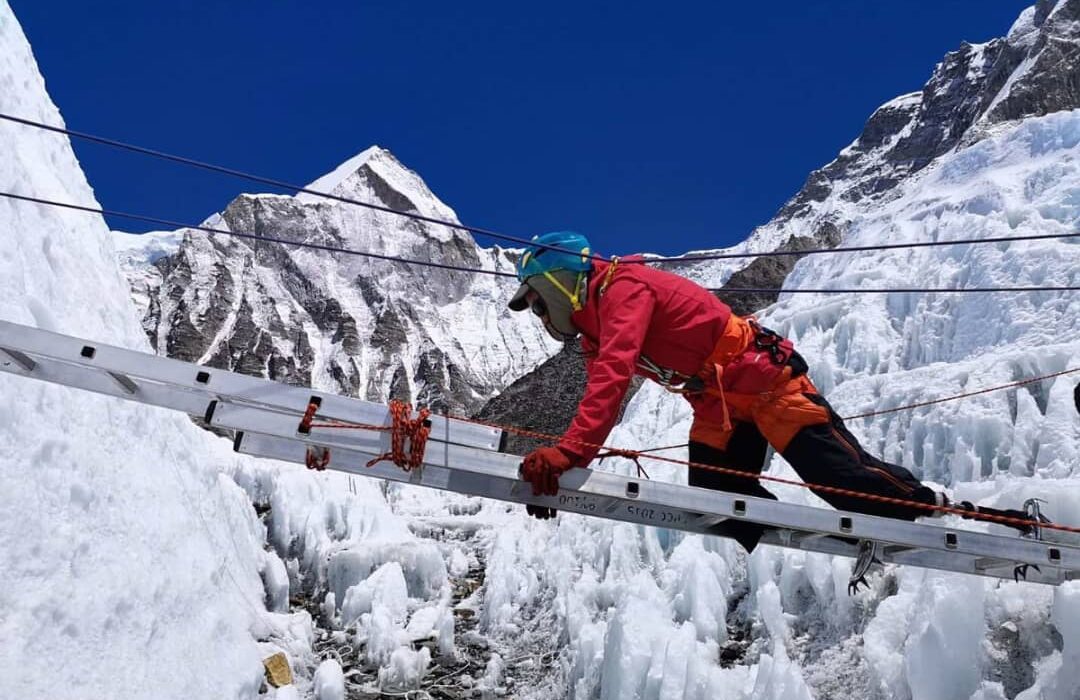 کوهنورد کم‌بینای چینی درراه صعود به قله اورست