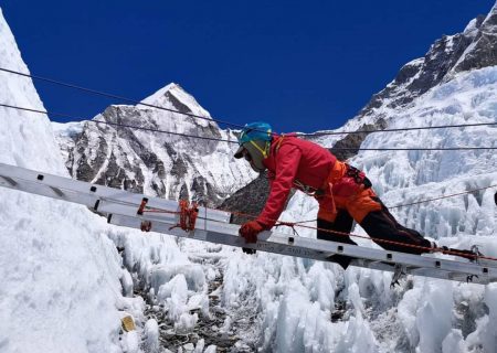 کوهنورد کم‌بینای چینی درراه صعود به قله اورست