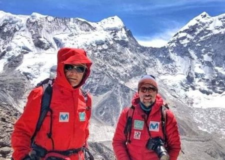 دو کوهنوردی که قصد صعود دائولاگیری را دارند