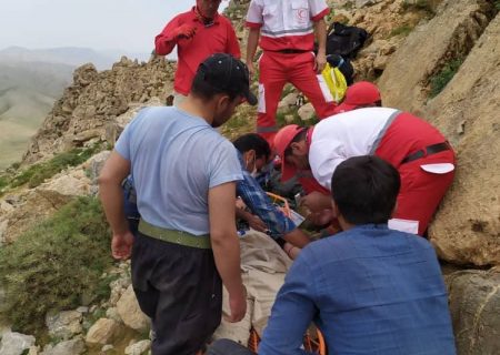 نجات یک کوهنورد در ارتفاعات کوه چهاربازار منطقه گندمان