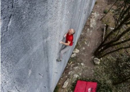 صعودِ فری سولو مسیر ۸c توسط سنگ‌نورد ۵۲ ساله