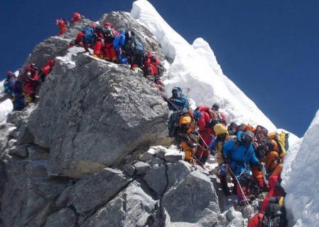 دولت نپال به منظور کاهش ترافیک حضور کوه‌نوردان در مسیرِ صعود قله «اورست»، قانون جدیدی را وضع نموده‌است