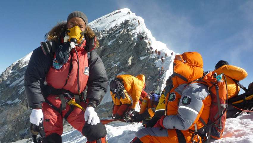 ترغیب کوه‌نوردان به تخلیه مخازن خالی اکسیژن برای کمک به بیماران کرونا