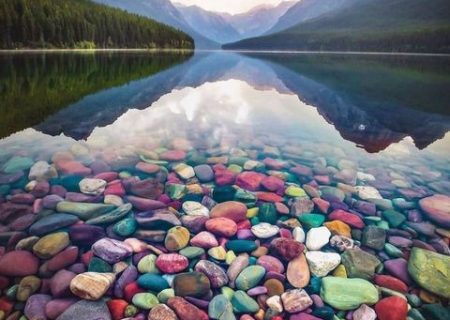 دریاچه ای با سنگ های رنگی در مرز ایالات متحده و کانادا