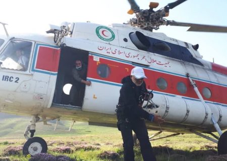 ۱۵ ساعت عملیات شبانه و پرواز بالگرد هلال احمر برای نجات یک زن در ارتفاعات جام سهند