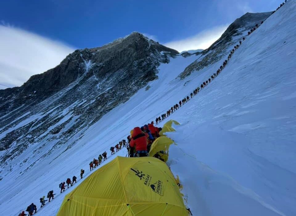 حضور بی‌شمار کوه‌نوردان و صف‌های طولانی در اورست