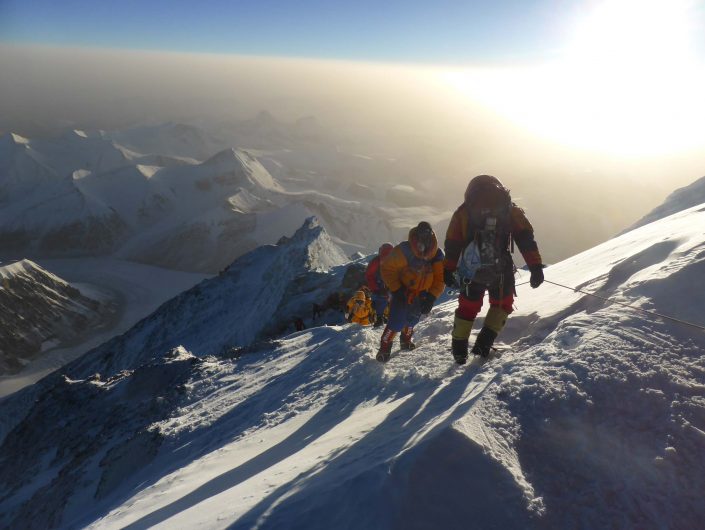 نخستین صعود فصل اورست رقم خورد