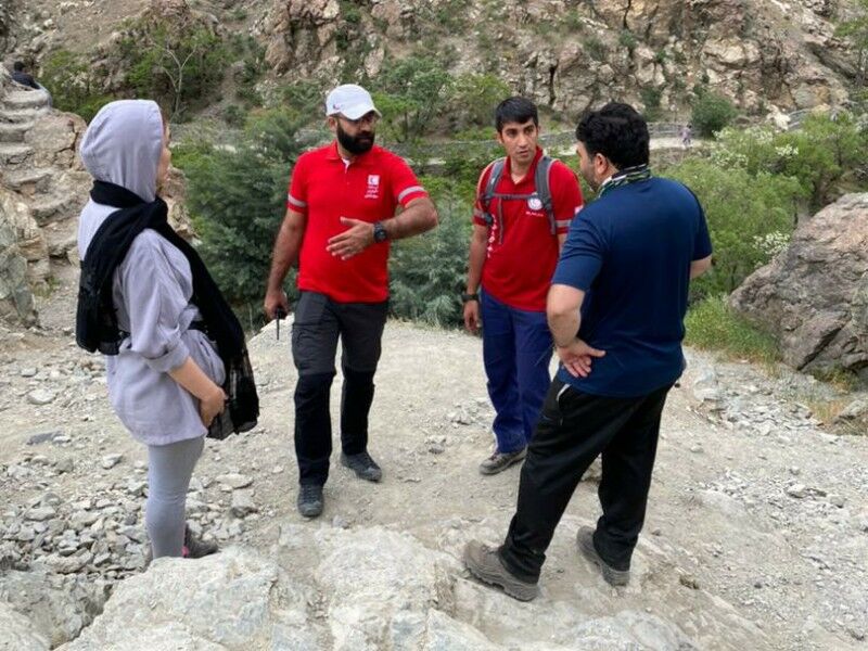 نجاتگران هلال احمر بانوی گمشده در ارتفاعات دارآباد را نجات دادند