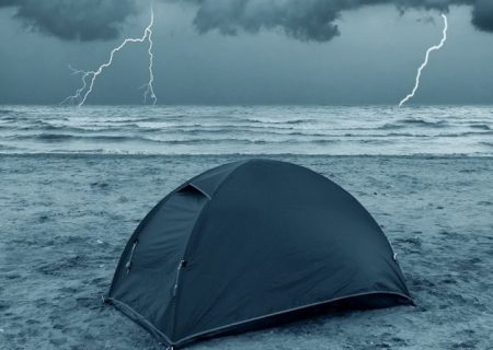 چادر زنی در هوای توفانی همراه با رعد و برق