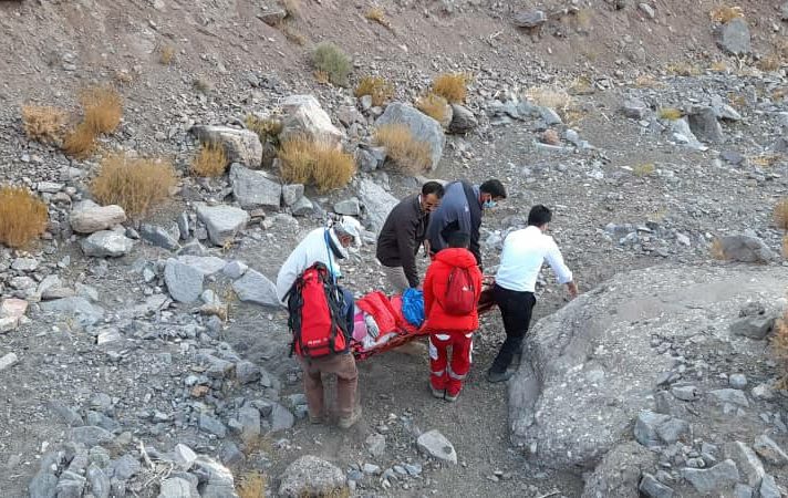 نجات یک کوهنورد جوان در کوهپایه کرمان