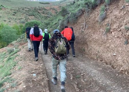 پس از ۵ روز جستجو کوهنورد گمشده در ارتفاعات دارآباد پیدا شد/ مصدوم توسط بالگرد منتقل شد