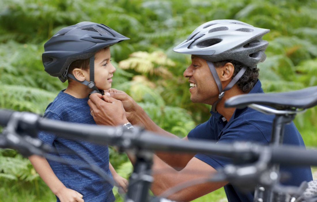 کلاه ایمنی یکی از ضروریات در دوچرخه سواری