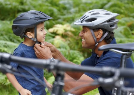 کلاه ایمنی یکی از ضروریات در دوچرخه سواری