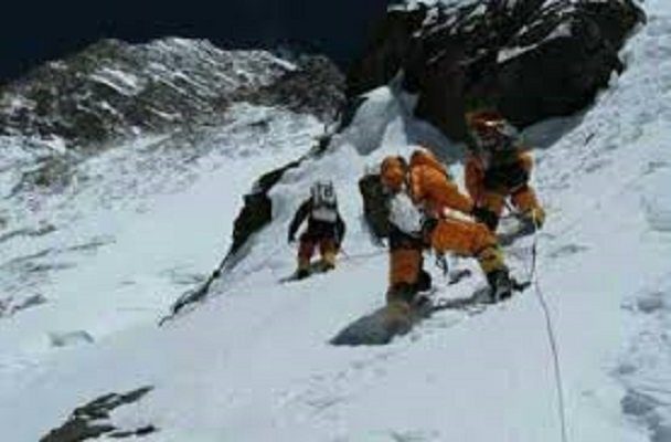 کوهنوردی را با محبت گذراند