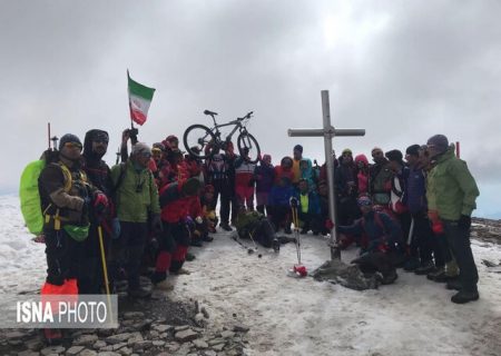 صعود کوهنوردان آستارا به قله آراگاتس ارمنستان