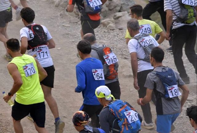مسابقه دوی کوهستان با شعار همدلی در انتخابات در ارتفاعات دنا برگزار شد