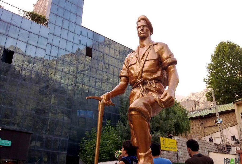 داستان ساخت مجسمه کوهنورد ایرانی میدان دربند تهران