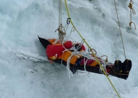 انتقال جسد کوهنورد سوئیسی از منطقه مرگ