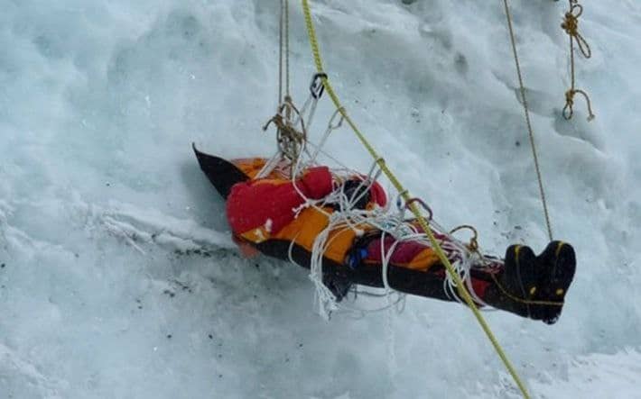 انتقال جسد کوهنورد سوئیسی از منطقه مرگ