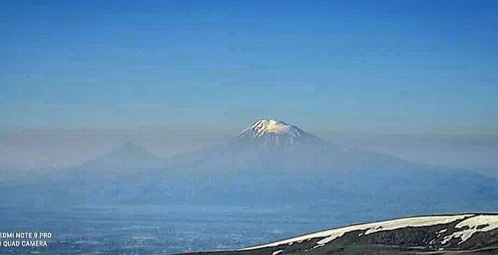 نمایی از رخ شمالی آغری بزرگ و کوچک از قله ۴۹٠٠ متری آراگاتس در ارمنستان