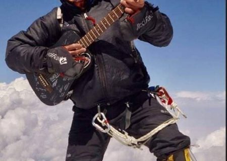 راهنمای معروف کوهستان دنالی درحال نواختن برفراز قله