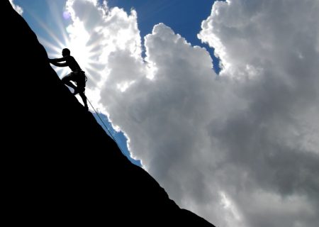 وزن بدن انسان در بالای کوه کاهش می‌یابد