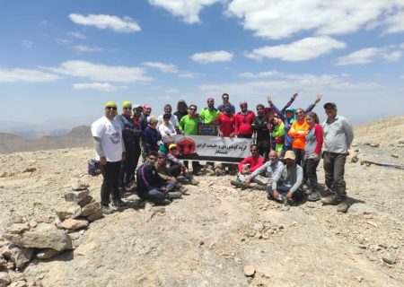 صعود کوهنوردان تیم همسنگار بندرعباس به قله شاهان کوه اصفهان