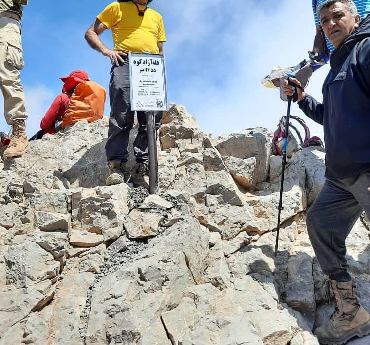 تابلو جدید قله آزادکوه نصب شد