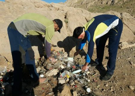 جمع آوری زباله ها از قله پرآو تا پناهگاه و اطراف آن و انتقال آن ها به پایین