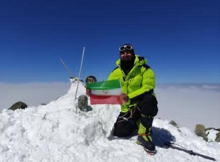 مجتبی حیدری کوهنورد ایلامی برفراز قله ۷۱۳۴ متری لنین ایستاد