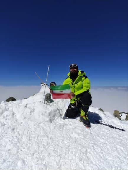 مجتبی حیدری کوهنورد ایلامی برفراز قله ۷۱۳۴ متری لنین ایستاد