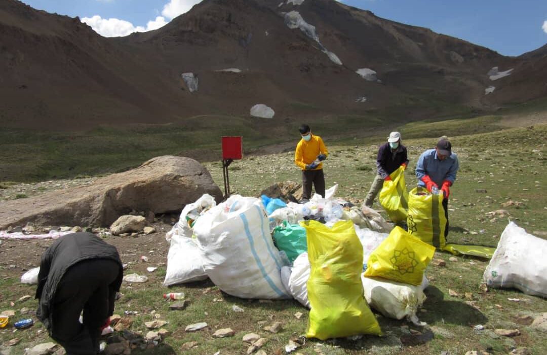 جمع آوری و تخلیه زباله در حجم زیاد و باور نکردنی از جبهه جنوبی علم کوه (هسارچال)