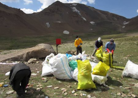 جمع آوری و تخلیه زباله در حجم زیاد و باور نکردنی از جبهه جنوبی علم کوه (هسارچال)