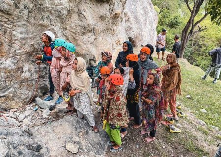 کوهنورد زن ایتالیایی برای دختران روستای داکسور گشایش۲۰ مسیر سنگنوردی را رقم زد