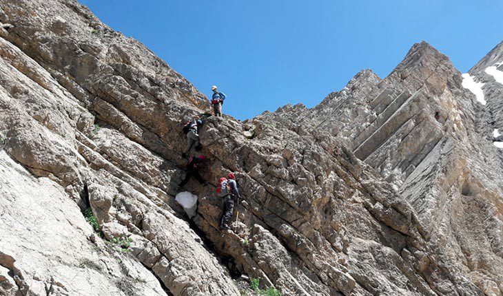 نجات جان کوهنورد گرفتار در دیواره قله کول‌جنو اشترانکوه پس از ١١ ساعت تلاش