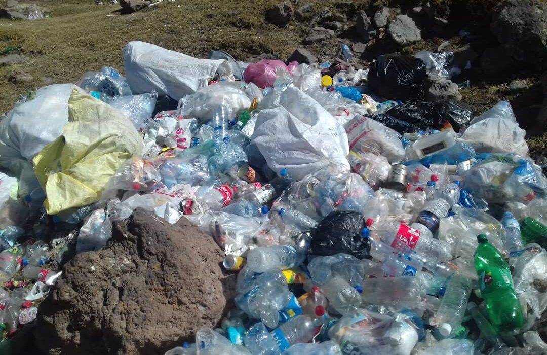 پاکسازی منطقه تخت فریدون دماوند از زباله های کوهنوردان