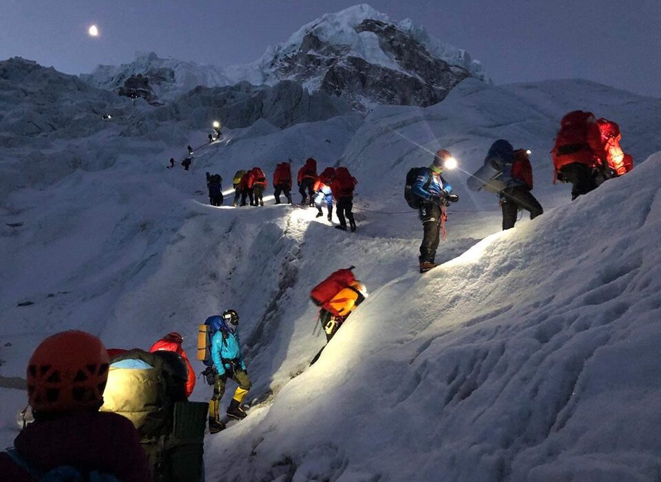 پوشش کوهنورد هنگام استراحت درشب