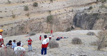 نجات یک جوان ۳۵ ساله در ارتفاعات دینارکوه توسط نجاتگران هلال احمر