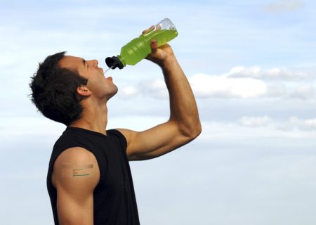 اگر مدت زمان فعالیت ورزشی از یک ساعت بیشتر باشد، نوشیدن چه مایعاتی بهتر است
