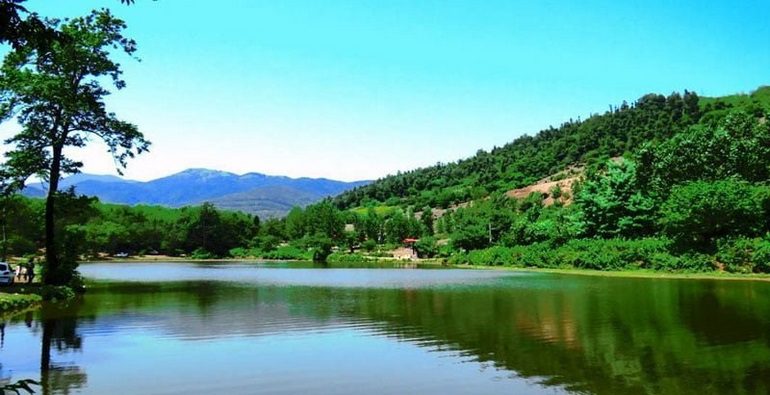 منظره تماشاییِ دریاچه عروس