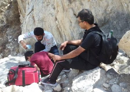 نجات جان پدر و پسر مفقودشده در کوه‌های غربه بوشهر