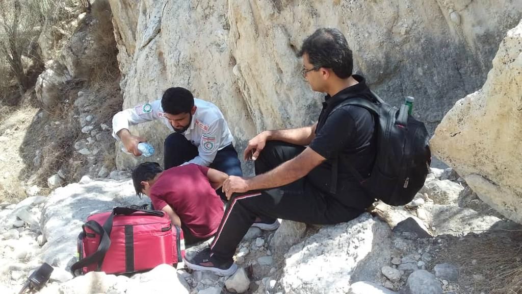 نجات جان پدر و پسر مفقودشده در کوه‌های غربه بوشهر