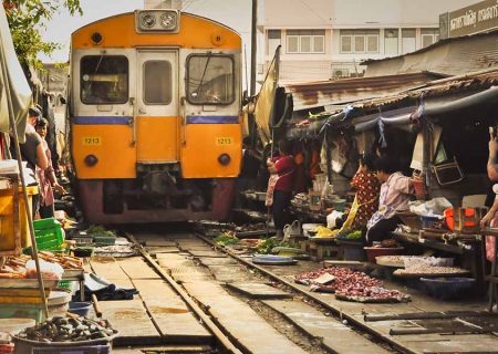 مائه کلونگ، بازاری در بانکوک که قطار از وسط آن می گذرد!